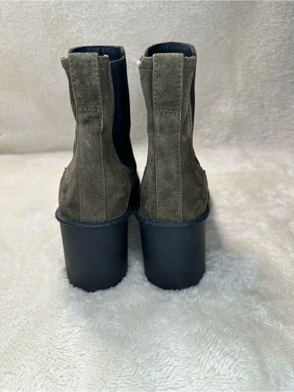 Vince Henderson weatherproof suede Chelsea boots in a dark olive green Size 9.5